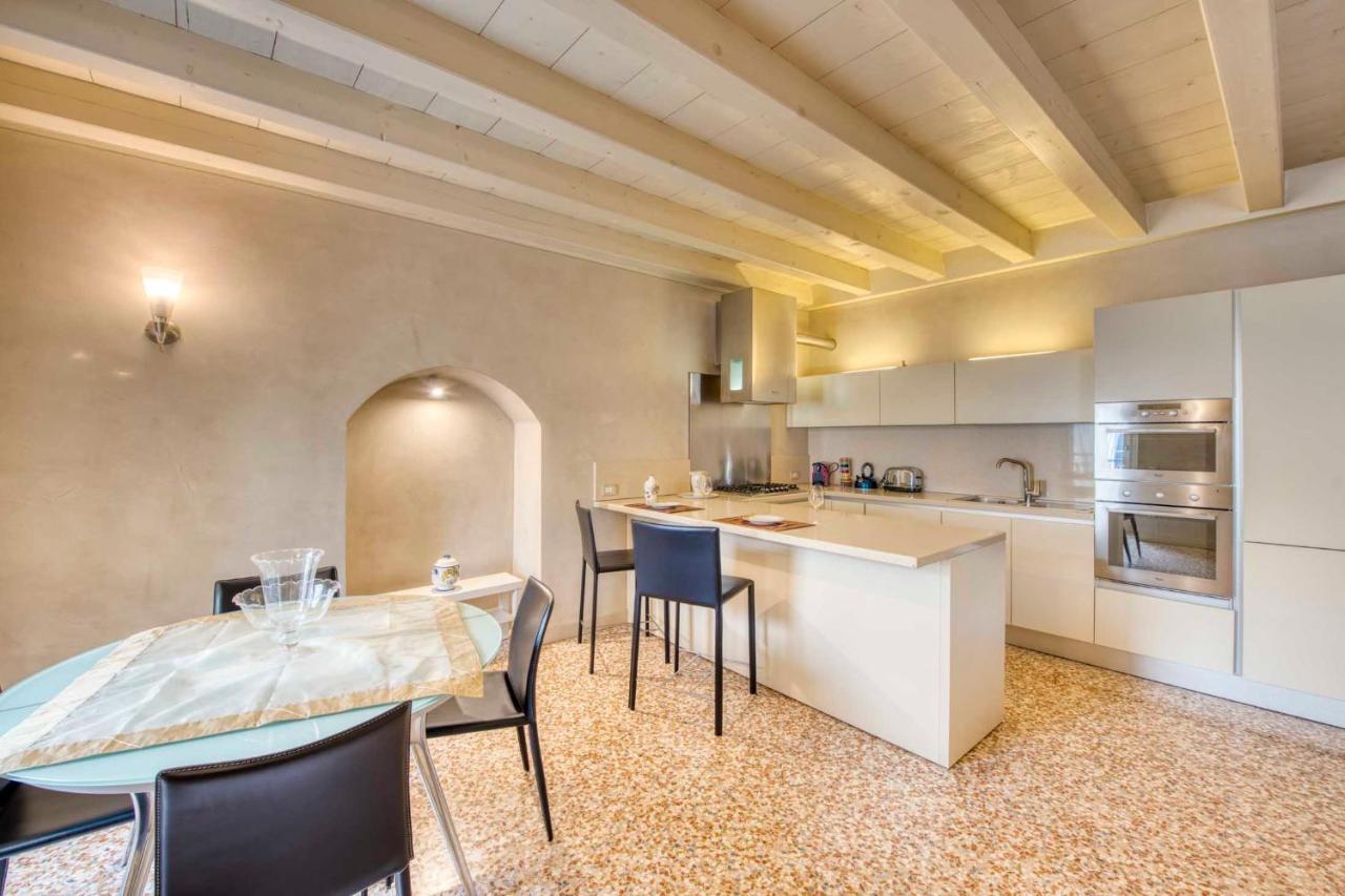 Apartmentsarena - Suite Mercatorum - Piazza Erbe Verona Kültér fotó